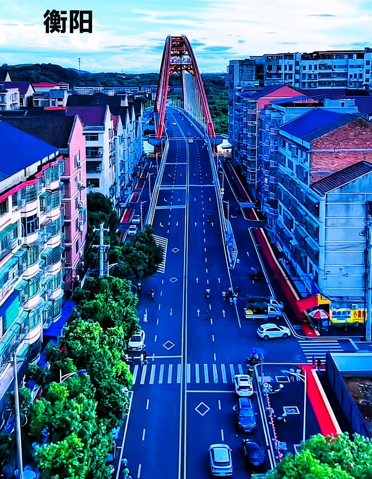 衡阳县这座蒸阳大桥修得还是不错，双向四车道设计，周边的环境也相当的好，最大的遗憾