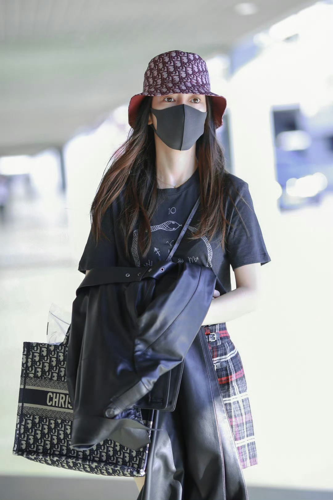 angelababy angelababy “不同蔷薇，你可是明艳从不凋零的玫瑰