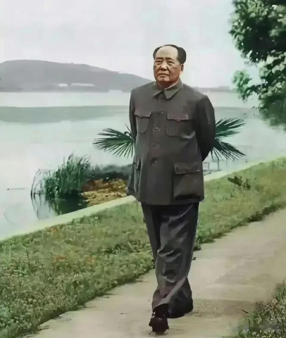 毛主席是伟人中的伟人，巨人当中的巨人。他打仗不看一城一地得失，总能扬长避短，积小