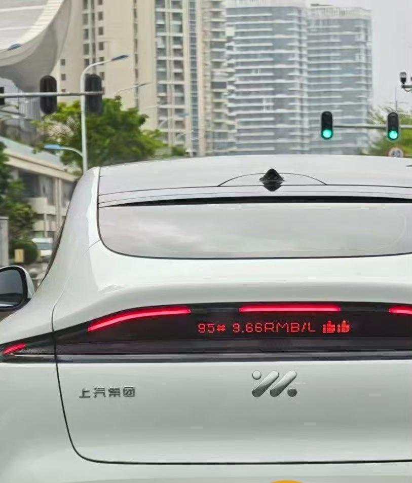 随着国际油价的大幅攀升，最近国内的油价也大幅上涨。这不地网友拍到，有电车车主故意