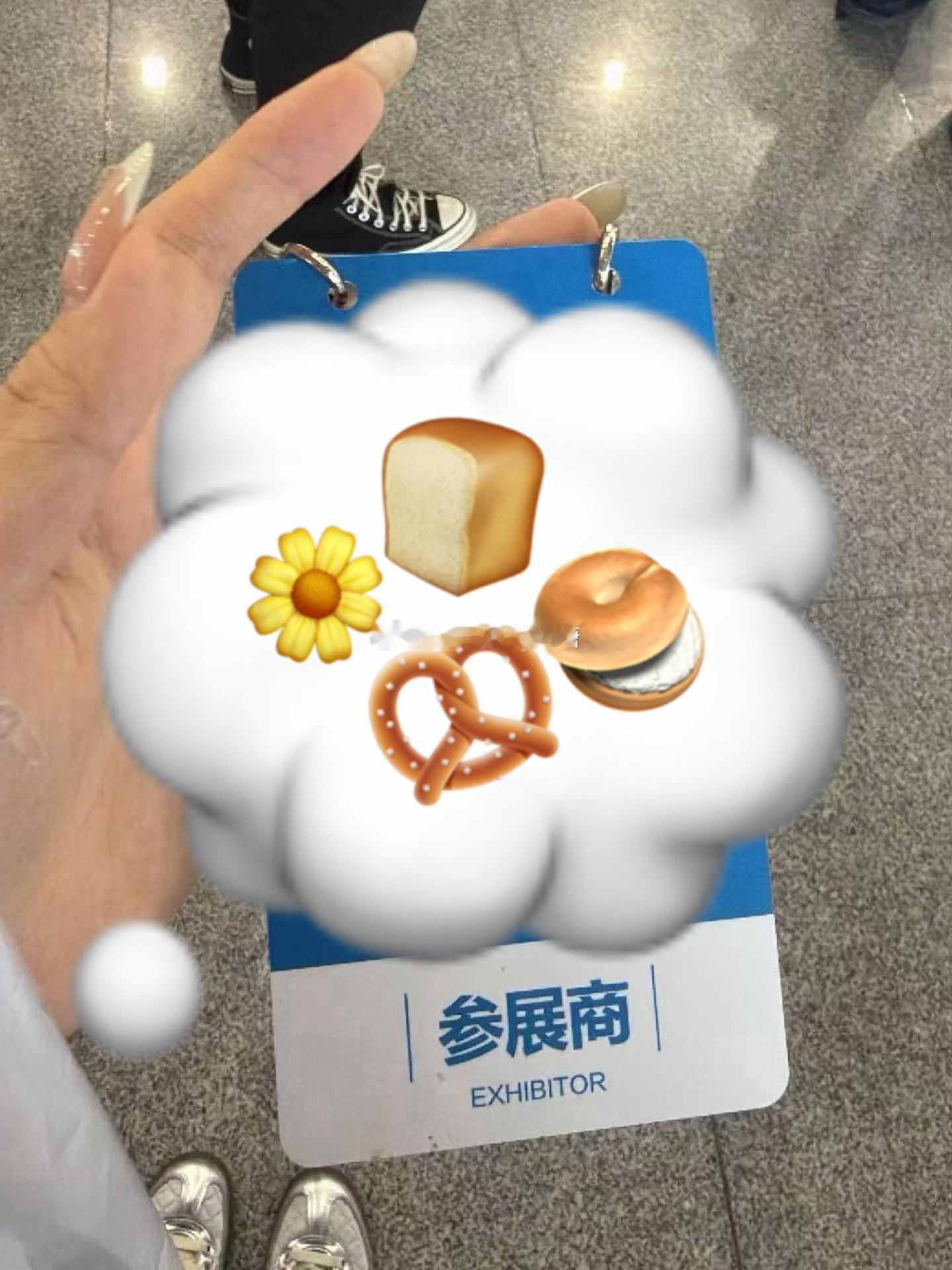 努力给甲方爸爸干活的一天老板说我形象比较好就让我在打卡点干活艾玛…被媒体狂拍眼睛