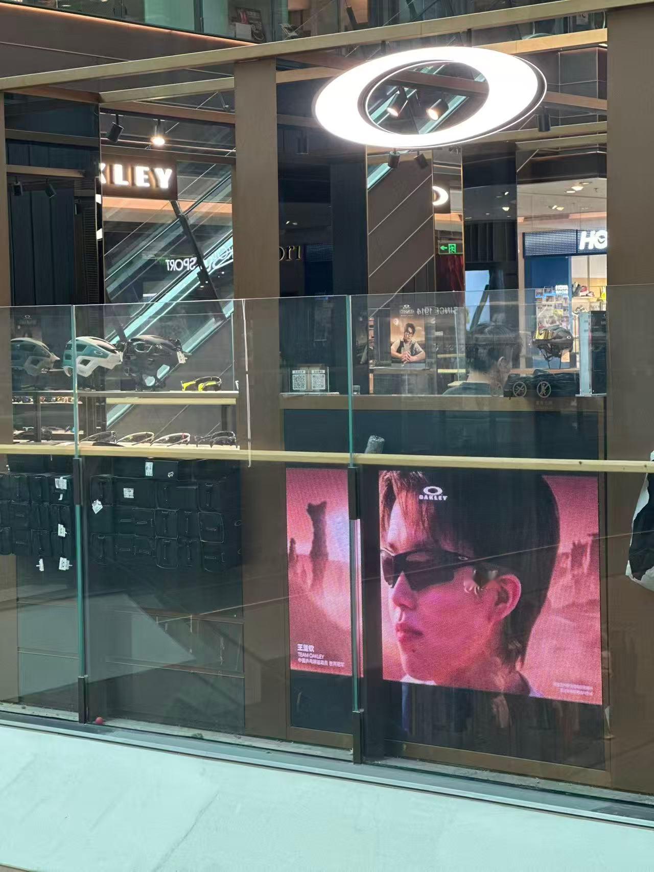 请把眼镜焊在王楚钦脸上王楚钦赛场之上坚定果断，赛场之外利落前卫。不管是日常出行，