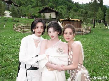 孔雪儿vogue集邮照 瞬间被孔雪儿的时尚集邮照征服，色彩运用与搭配绝妙，展现了