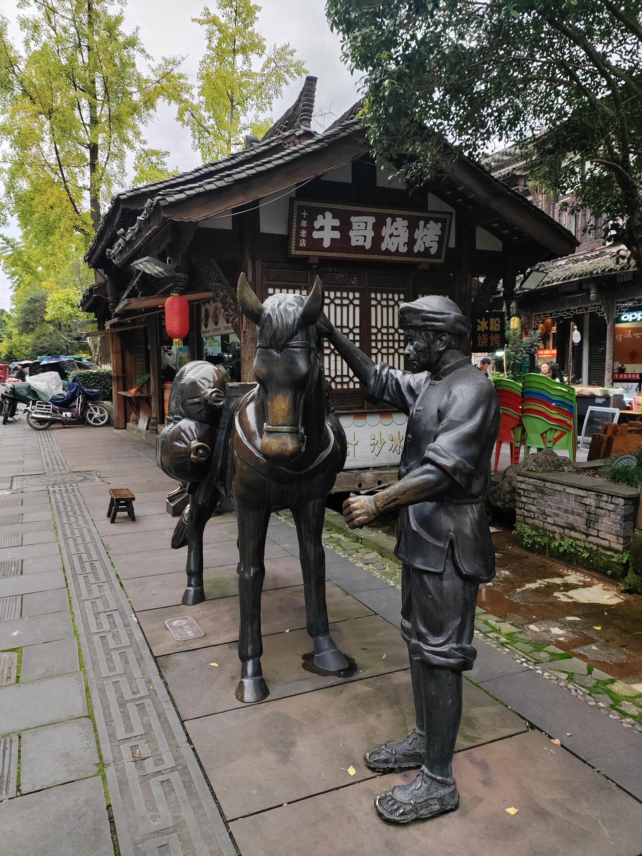 而且短剧内容超有料，题材新、节奏快，结合网络热点和流行元素，总能快速抓住观众眼球