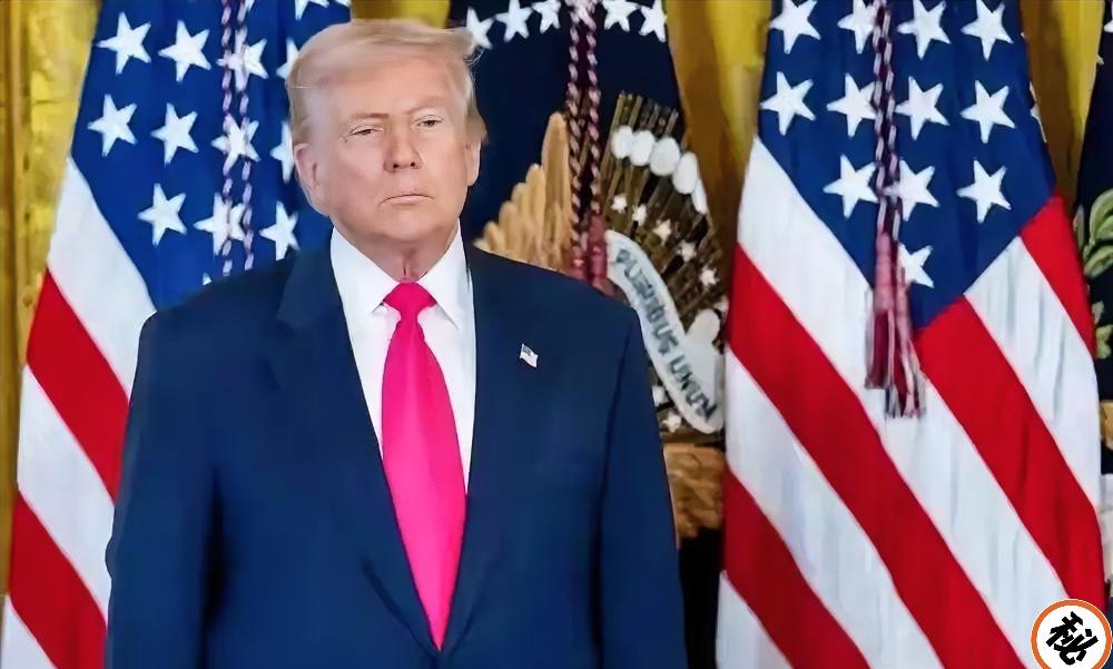 特朗普玩出新花样

当地时间2月1日，特朗普在佛罗里达州接受美国“政治新闻网”（