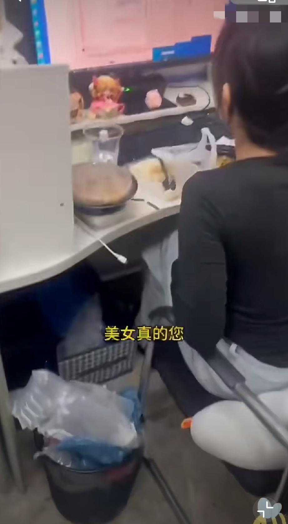 为什么总有这种不要脸吃白食的？
外卖小哥挣个钱不容易，她居然敢嚣张的喊“报警”，