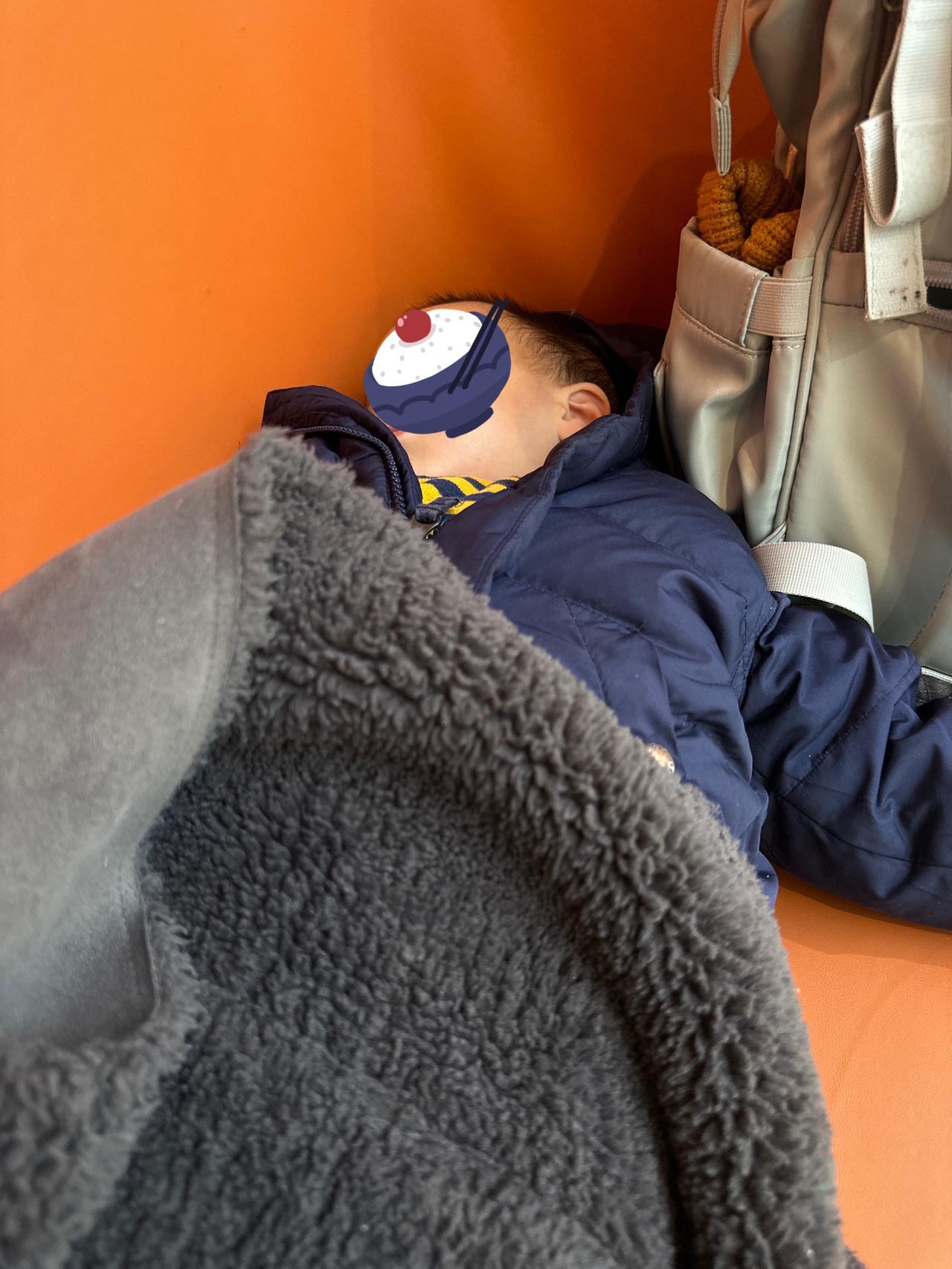 43岁全职带2岁宝宝表示力不从心？！
家门口已经玩腻了，最近总想往外跑，室外又太