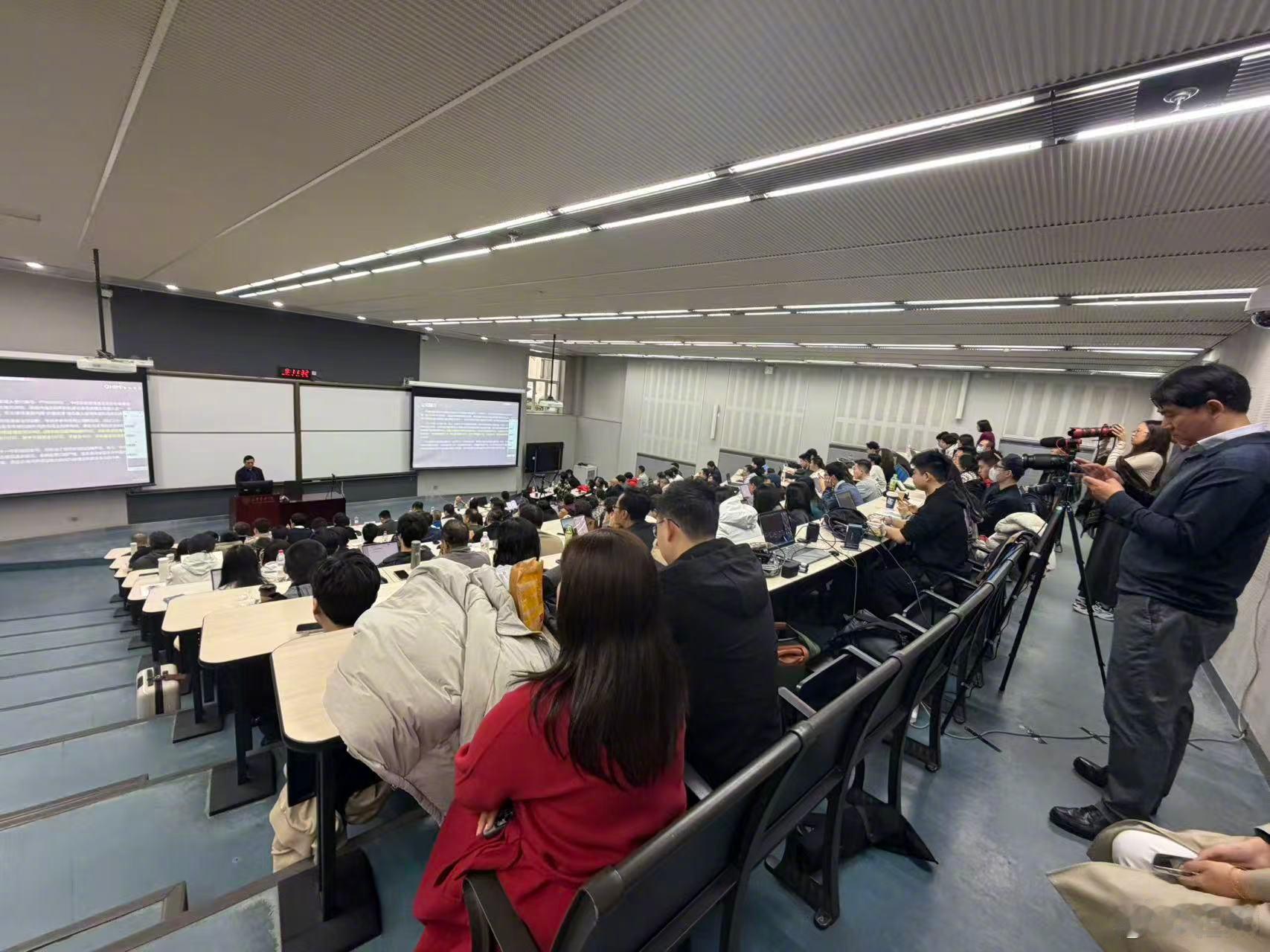 昨天北大讲课前有许多同学加我微信，能通过的都通过了，上课前我把手机关机，讲完课再