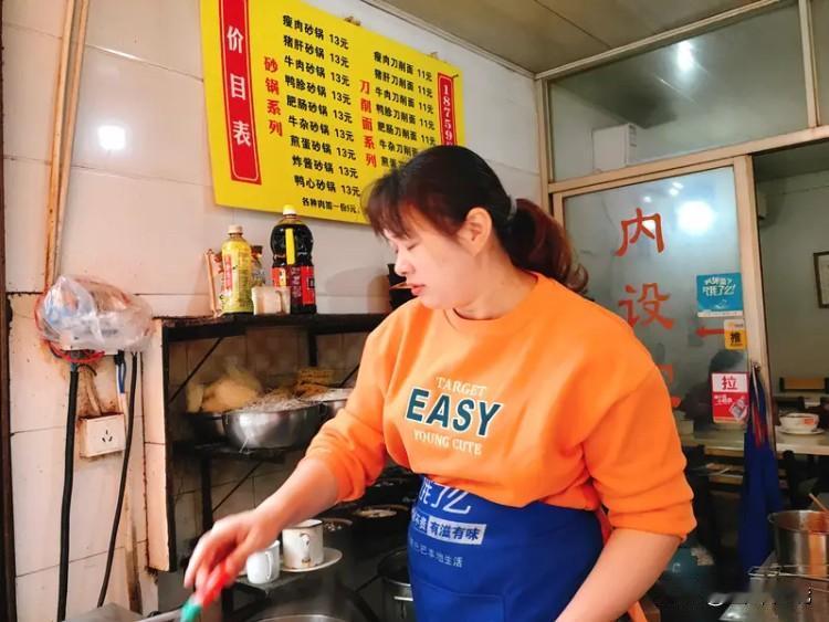 前几日河南南阳渝见小面老板娘. 境头前一哭全网沸腾，终于扛不住了！老板娘深夜突接
