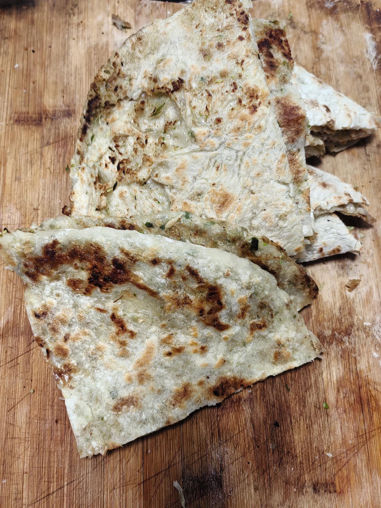 从下午两点开始做饭，做到下午三点四十。
    这次用煮锅卤的猪蹄，鸡爪子，鸡胗