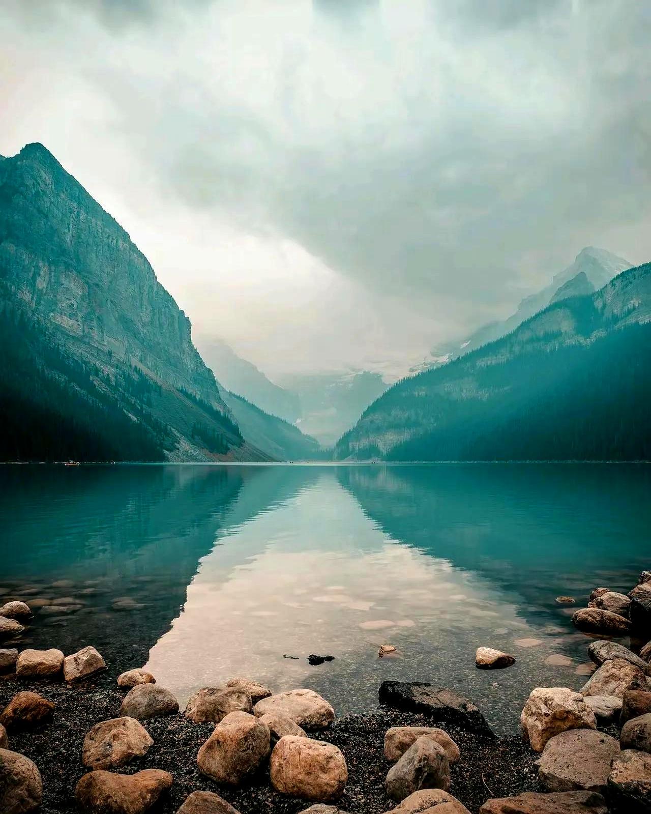 最高的成长，往往藏在不被看见的日子里。
有人把独处写成体面契约，撤回喧嚣，不更新