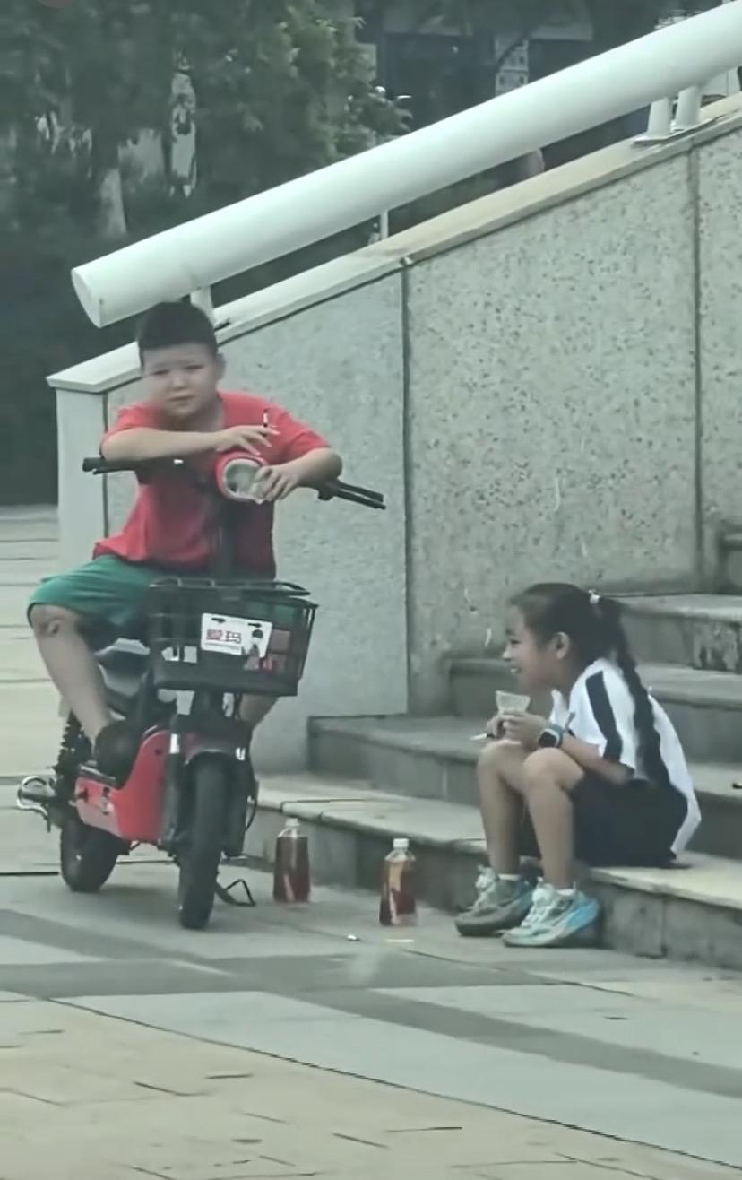 震惊！！！
大街上，2个小学生模样的孩子，公然抽烟
其中一个还是小女生
吞云吐雾