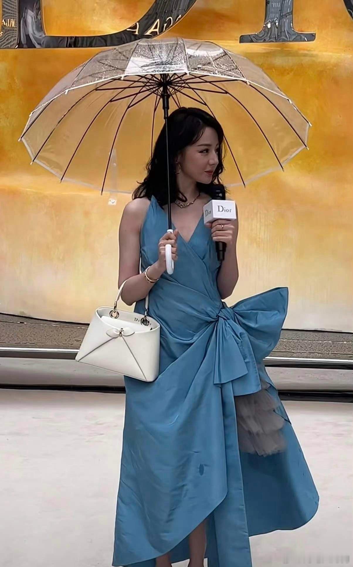 热巴真的不打算辞退这个造型师吗？最新活动妆造又翻车了，已经记不清这是粉丝多少次开