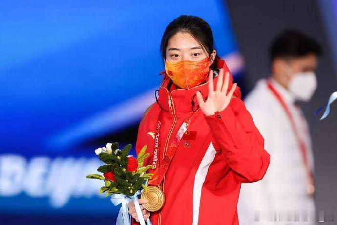 【任子威祝福曲春雨】2月10日，北京冬奥会短道速滑混合团体接力冠军成员曲春雨正式