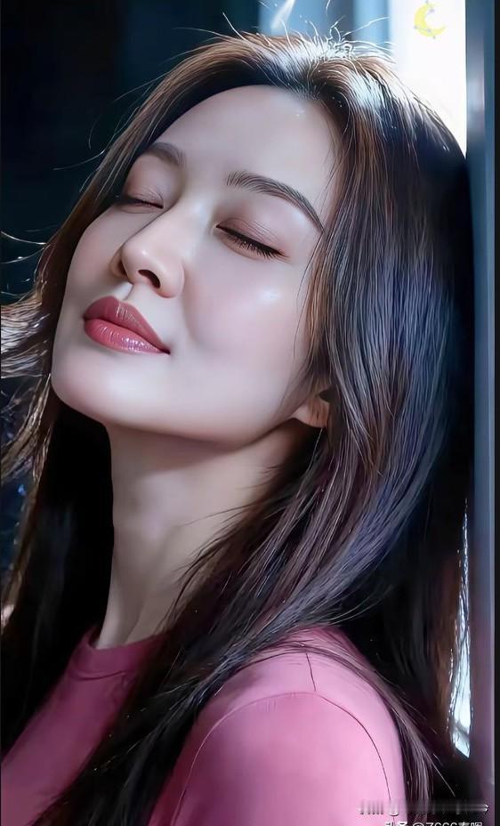 午后静佳人
粉衫依傍窗棂上，
暖日柔柔梦未央。
闭目含情心静谧，
心中情愫意难详