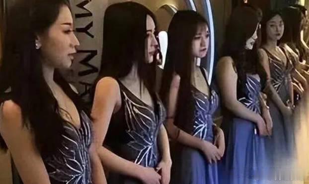 服务员帮人传话多次叫女顾客去包厢包厢里那位“大人物”嗓子金贵，自己不动弹，偏使唤