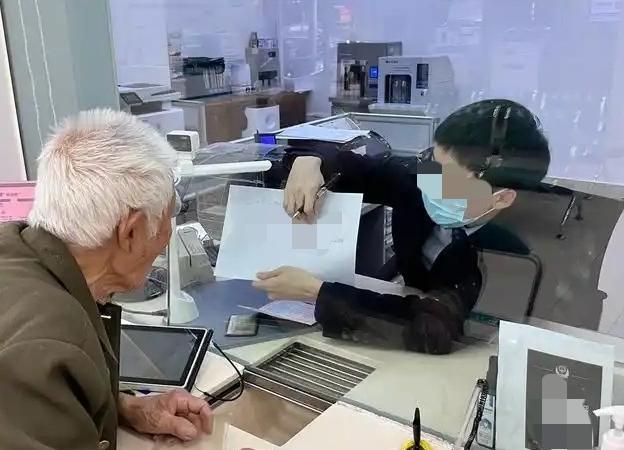 内蒙古，男子在一银行存了5万元，仅隔了2天便被银行柜员取走了49999元。20年
