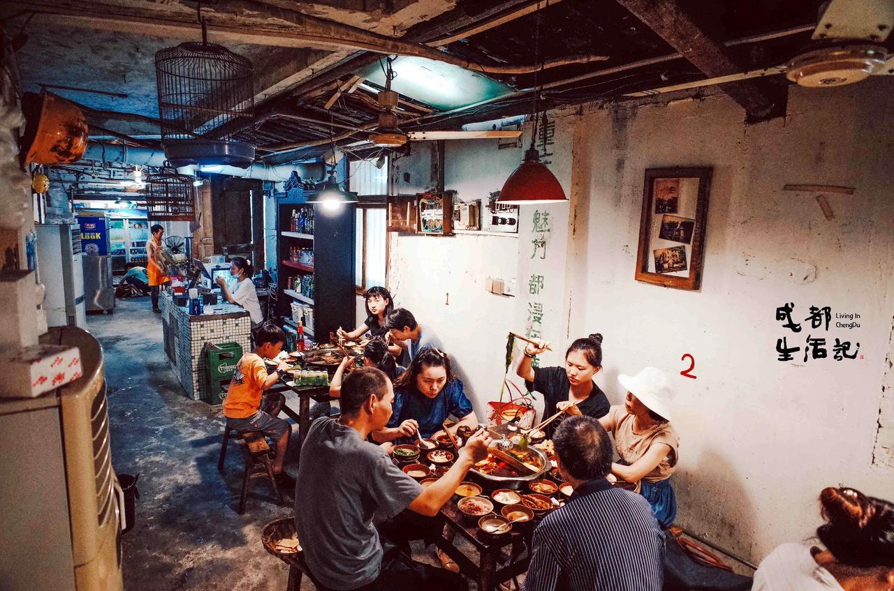 🔖〰️
楠火锅在深圳以其地道的重庆风味和独特的甜品而闻名。
店内装修走的是经典