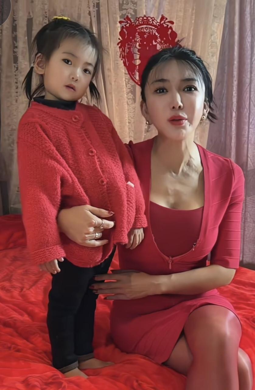 龚玥菲喊庞麦郎一起过年，给庞麦郎喊得腼腆症犯了，把俩人一起的视频都删了！
说实话