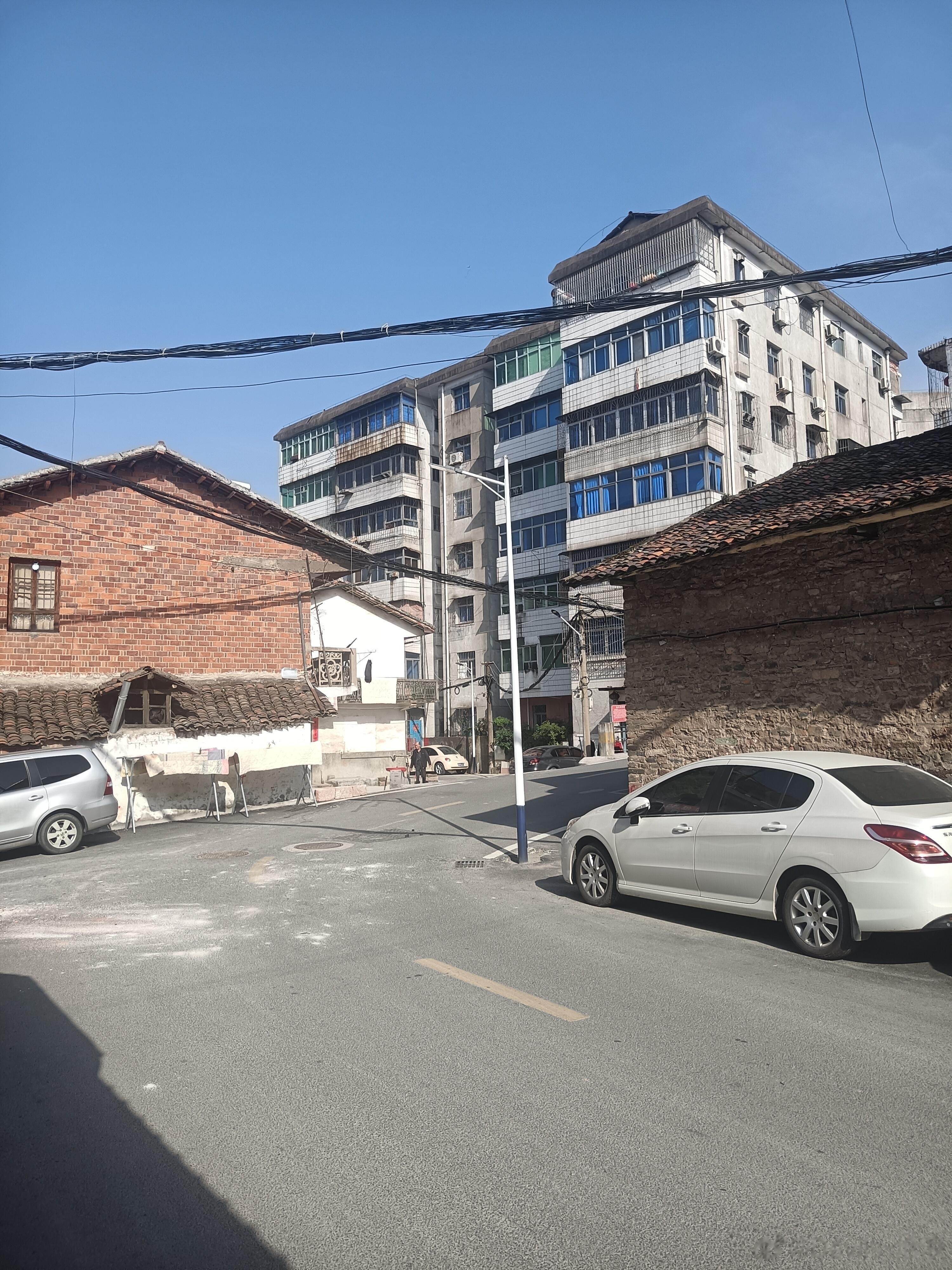 江西南城县衙旧址，比起化为市场地盘还明显的府衙，县衙就更难看出来了，连地盘都被一