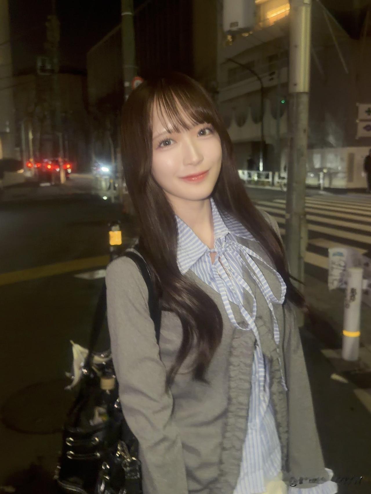 夜晚的街头，总是藏着无数温暖瞬间。
有次我在街头闲逛，看到一对母女。母亲穿着优雅