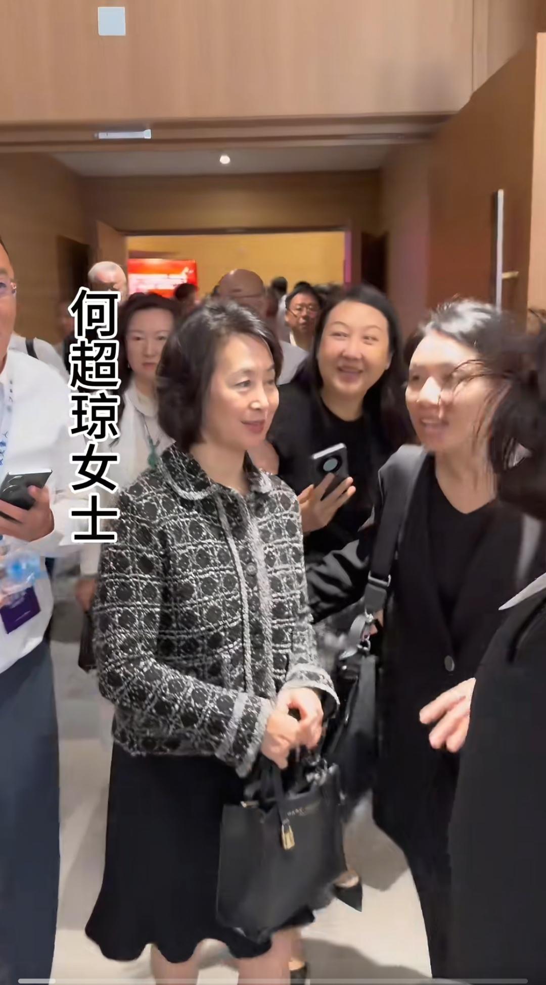 福耀科技大学开学典礼大咖云集。

看到了澳门知名女企业家何超琼女士。

看到了青