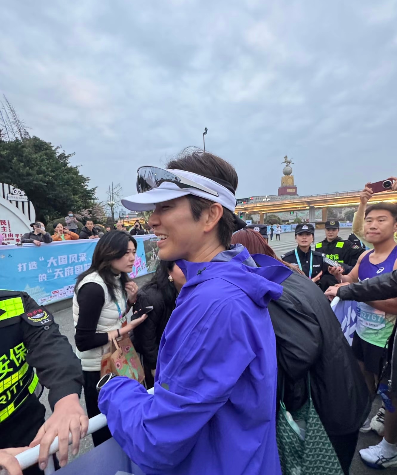 周末的成都世遗马拉松，后劲太足了！赛道美！沿途的志愿者小哥哥小姐姐，一个比一个有