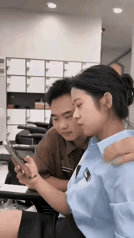 我想这小伙子是在找人帮他试探该女士对他的容忍度？