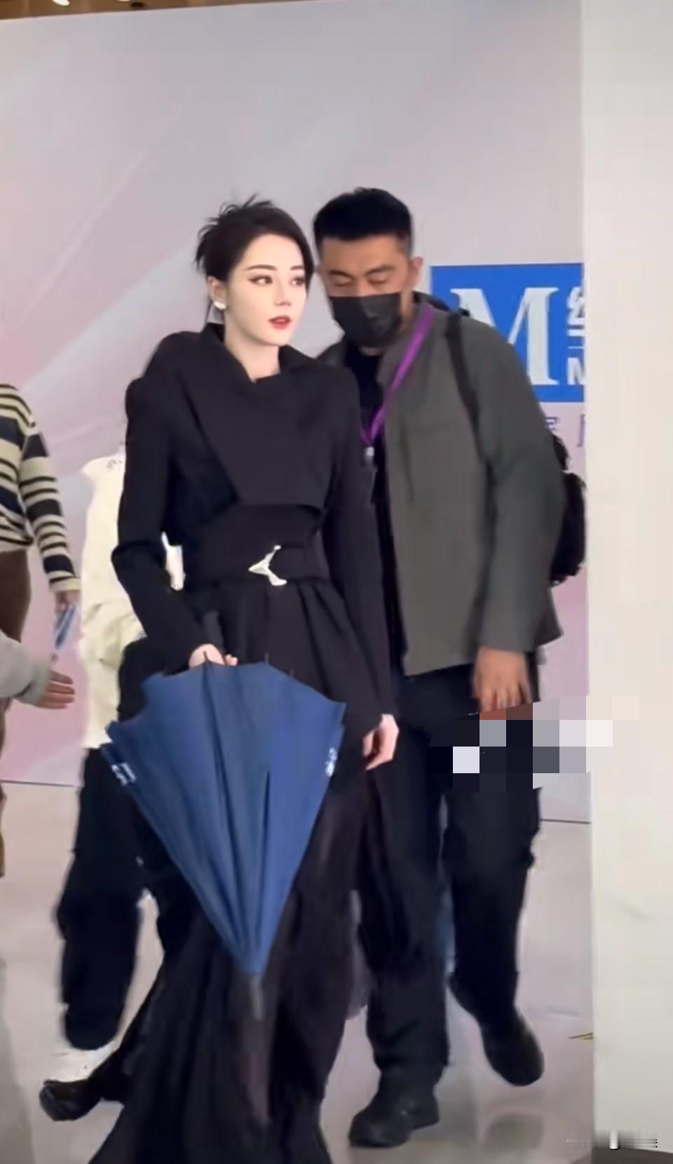 热巴完全女神啊！真的特别特别明艳。她就应该恃美行凶、大sha四方。[爱慕]
好喜