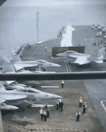 这是美国海军尼米兹级航空母舰弹射F/A-18舰载机的画面，可以看到舰载机有节奏地