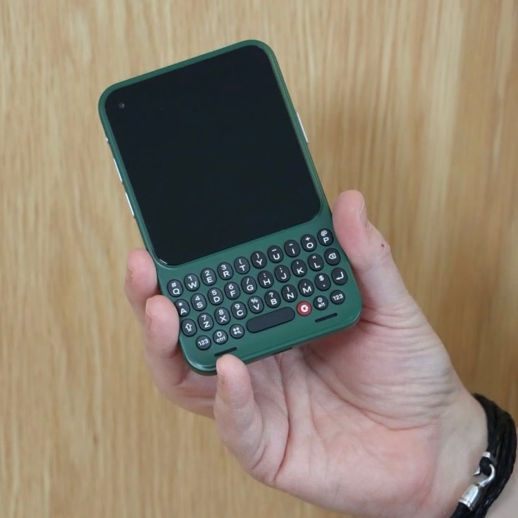全键盘手机回归，有点意思…Clicks Technology 公布了一款挺有意思
