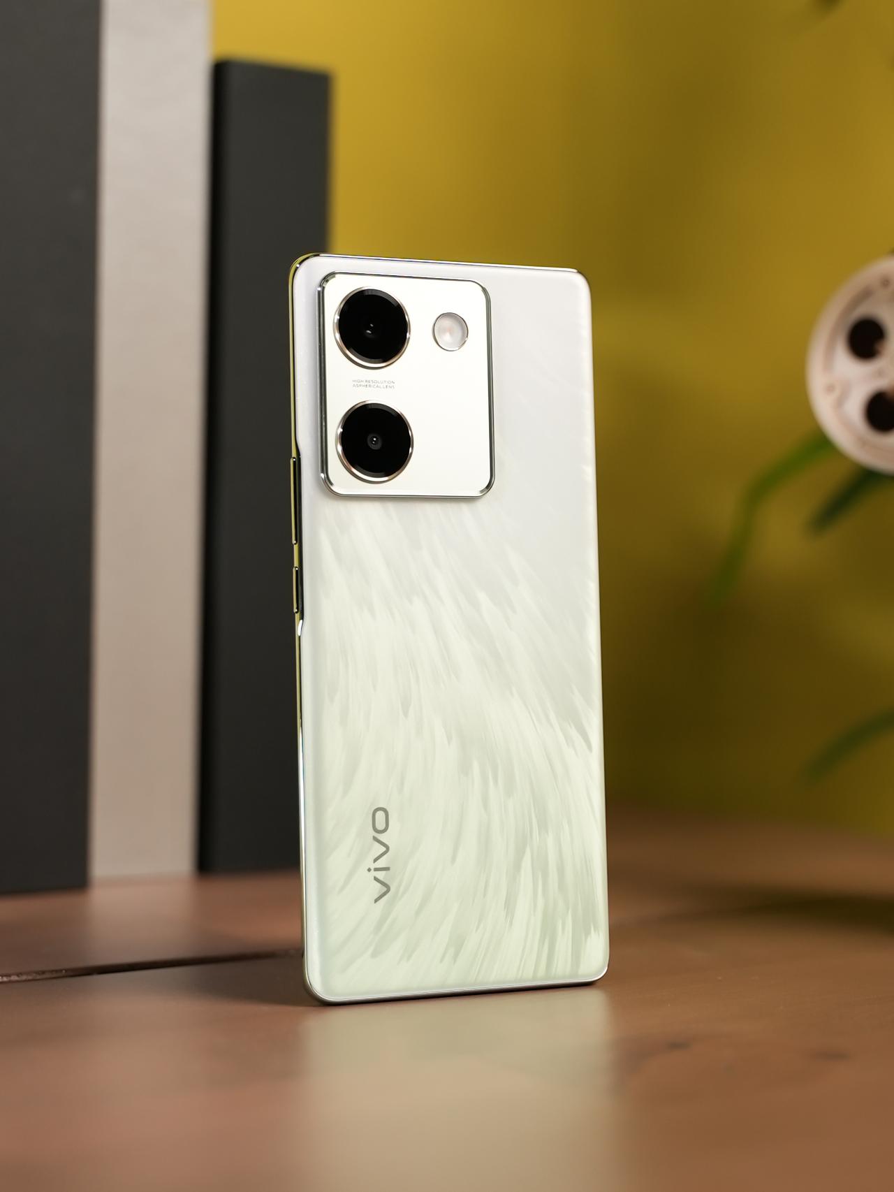收到了 vivo 最新的 Y100 琉云青配色，这台手机给我最大的印象就是，它在