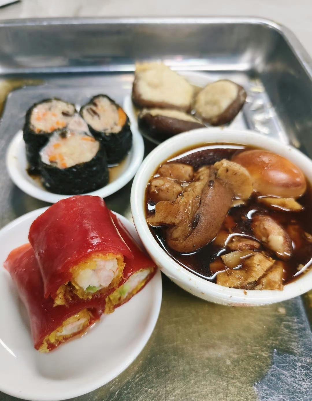 来惠州一定要吃：

1、桥东的赢记盐焗鸡很好吃，95元一只不便宜，但货真价实；