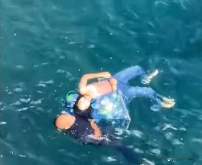 全凭善良本能救人，咱中国人太够种！

愣是用牙死死咬住女子头发硬扛

日本女子坠