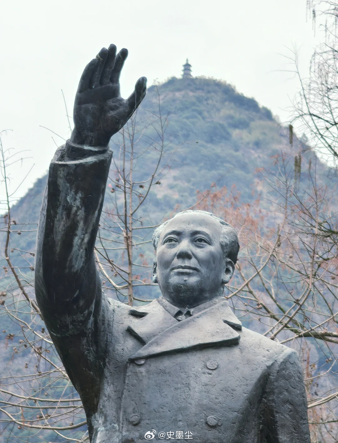 毛泽东同志 网友同志：近日去台州黄岩九峰公园游览，发现公园内矗立着毛主席的雕塑，
