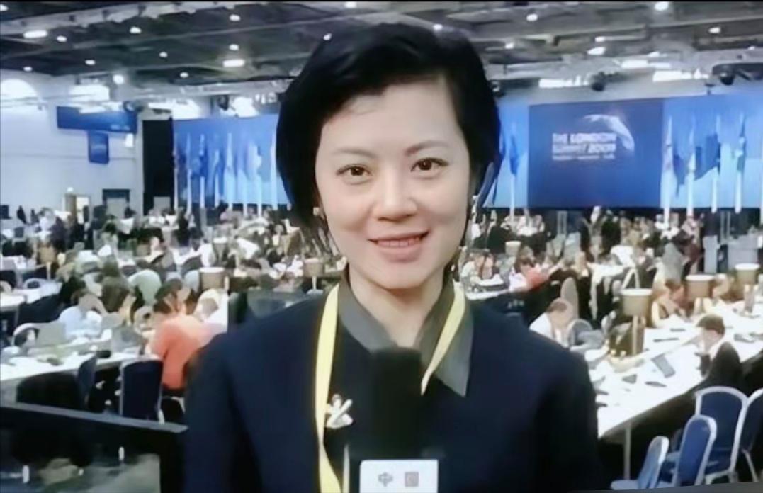 “我愿意放弃中国国籍，自愿加入英国！”2004年，央视美女主持姜丰嫁给英国富豪，