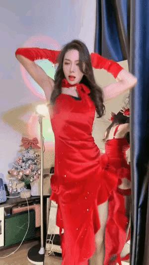 美女后面的镜子，一定要注意看镜子。