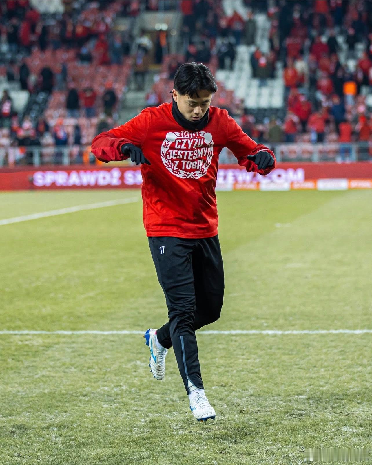 咱不传郑了哈昨天波兰超罗兹维泽夫1-3雅盖隆郑首发踢满。这级别的球员，摸不动。之