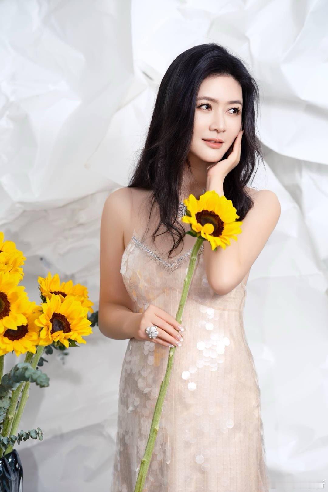 田海蓉向日葵花房写真 OMG！田海蓉作为开奖嘉宾惊喜亮相大学生电影节！谁懂《出拳