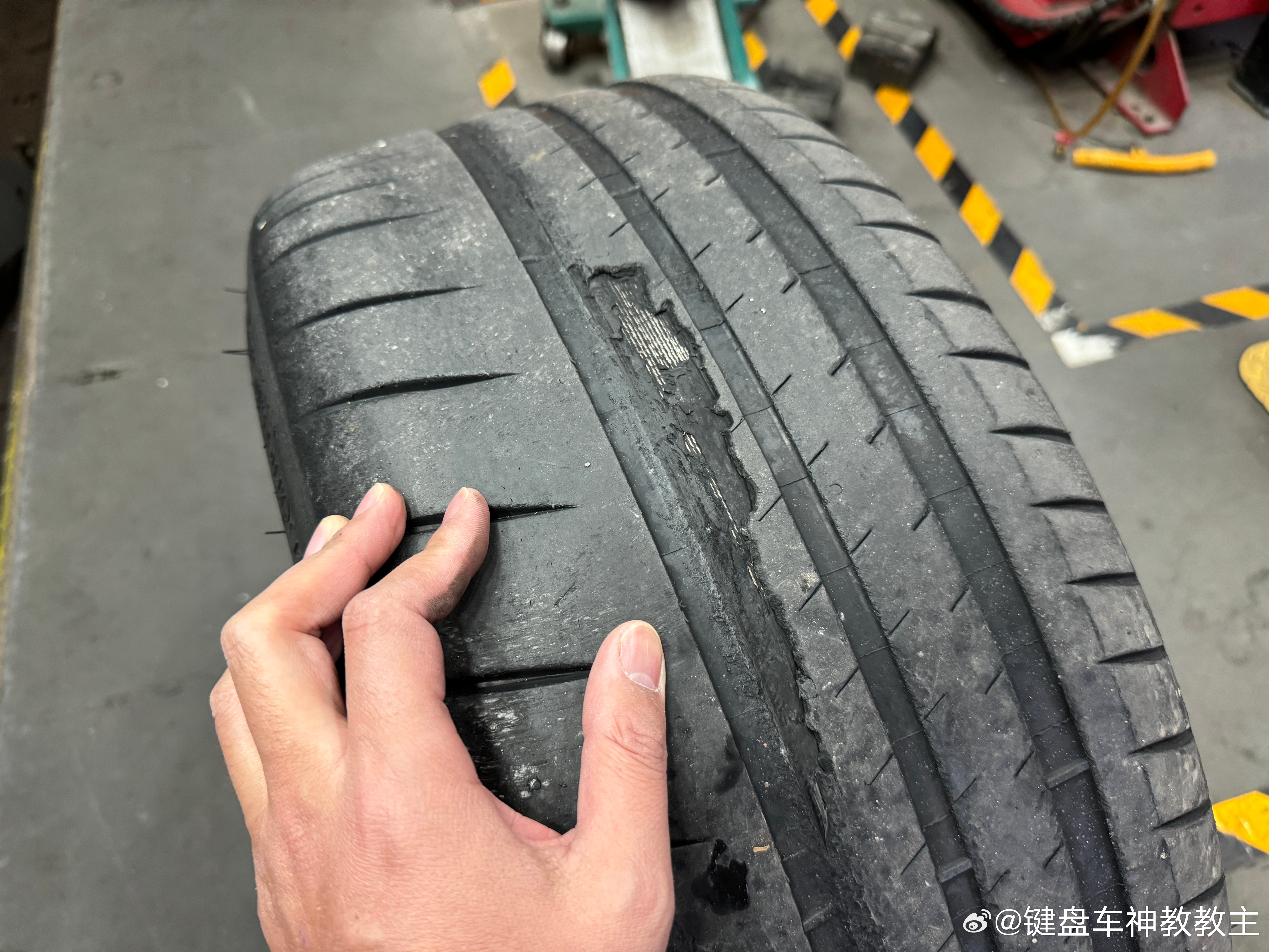 米其林CUP2C真好，跑以前露线的胎，跑完厦门赛道以后粘了点胎屎自动修复了？！ 