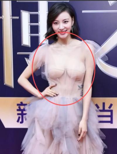 有个很奇怪的事情。女人的胸部是隐私部位，陌生人看不得，更摸不得，那不是应该好好的