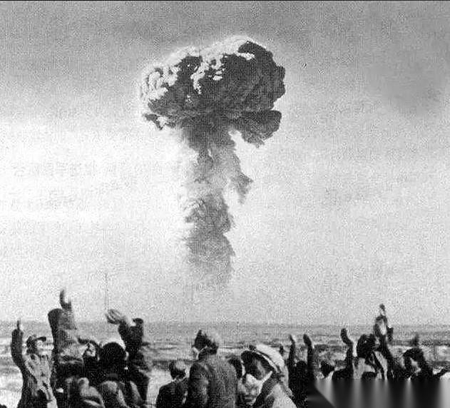 你没听错，中国，曾把自己的一块地，连着轰了45次。
用的，是原子弹、氢弹。
那地