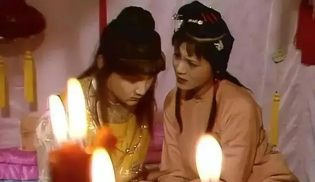 古代的通房丫鬟，其实就是主子行房时候的工具，一整晚都得守在床边，主子需要时，得赶