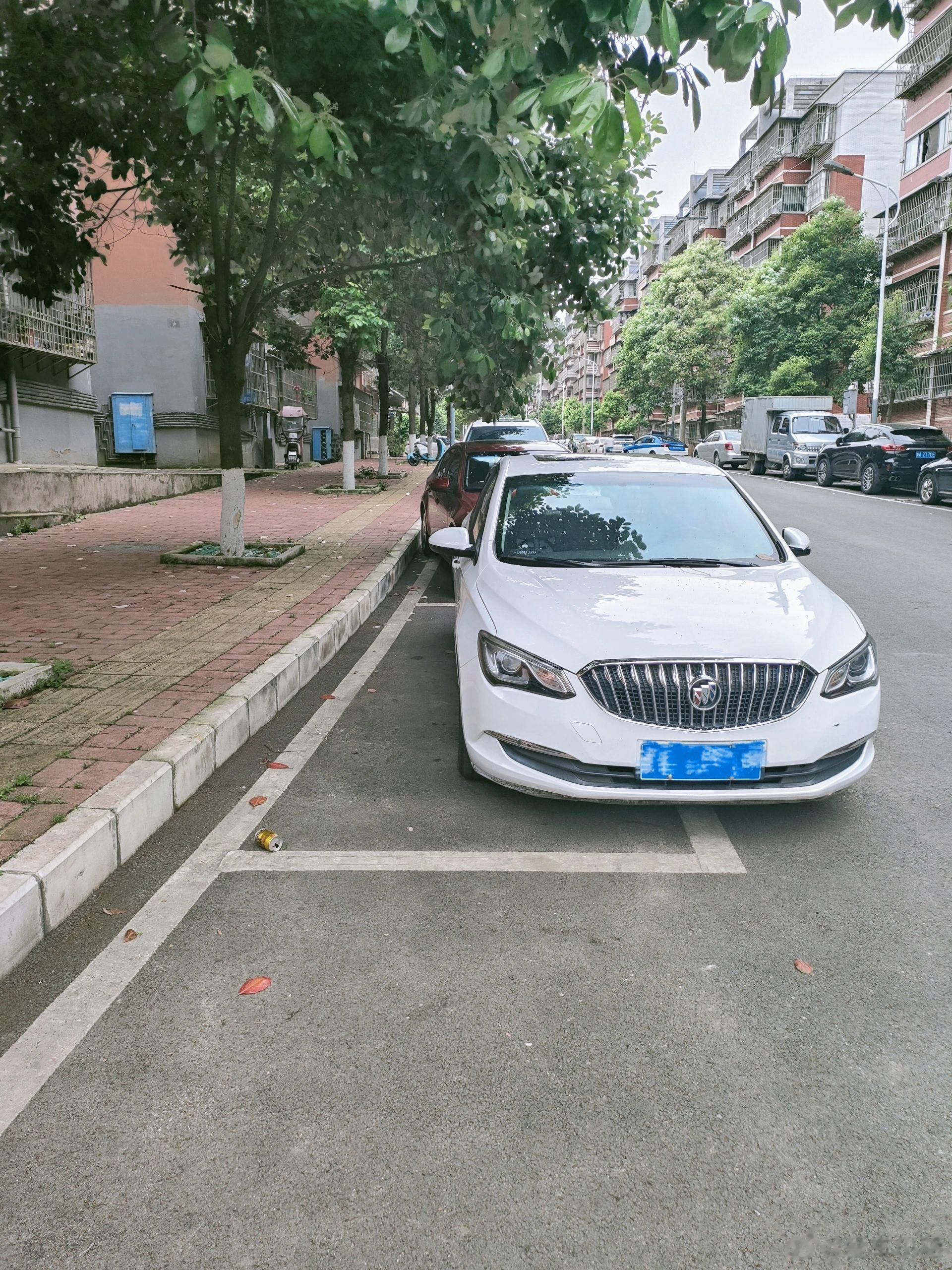 为什么有的人喜欢这样停车，自己看了不别扭吗？ ​​​