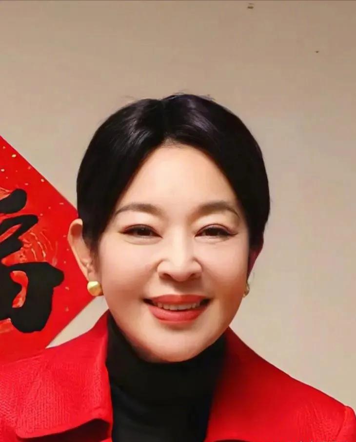 额滴个娘哎！这确定是倪萍老师吗？脸怎么了？差点认不出来了！脸部紧致嫩滑竟然没有一