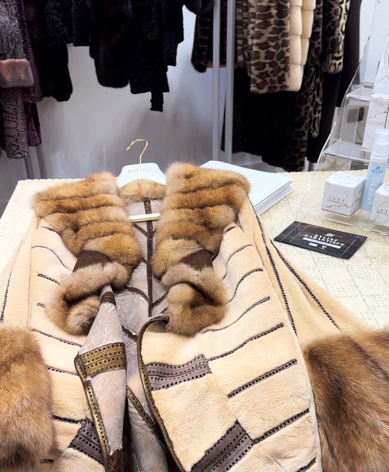 在🇲🇨每天中午去蹲有没有开门，连续蹲了三天终于开门了买到的衣服，我愿称之为目