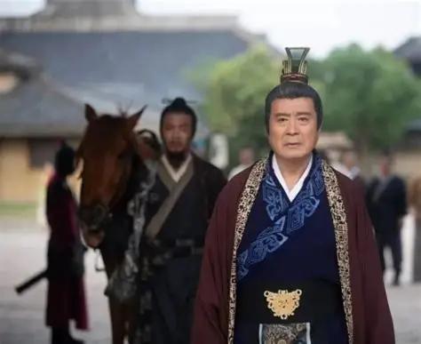 公元105年，尚方令蔡伦把一叠轻薄平整的东西，捧到了汉和帝的御案前。不是丝帛，不