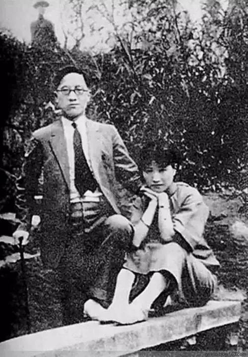1930年，徐志摩探班民国明星俞珊。二人聊的正欢时。突然，俞珊娇滴滴地喊道：“哎