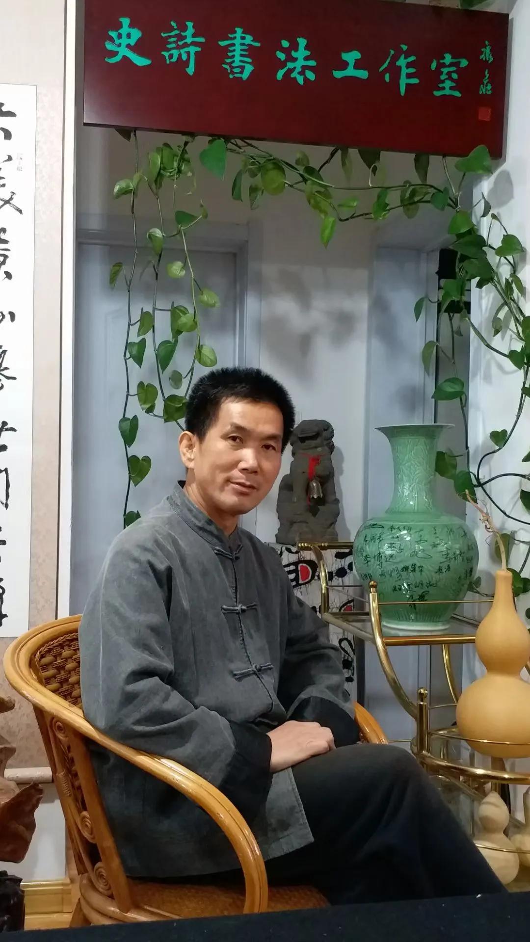 笔力雄健，行云流水，令人赏心悦目，中国国家画院沈鹏书法工作室成员，中国书协会员，