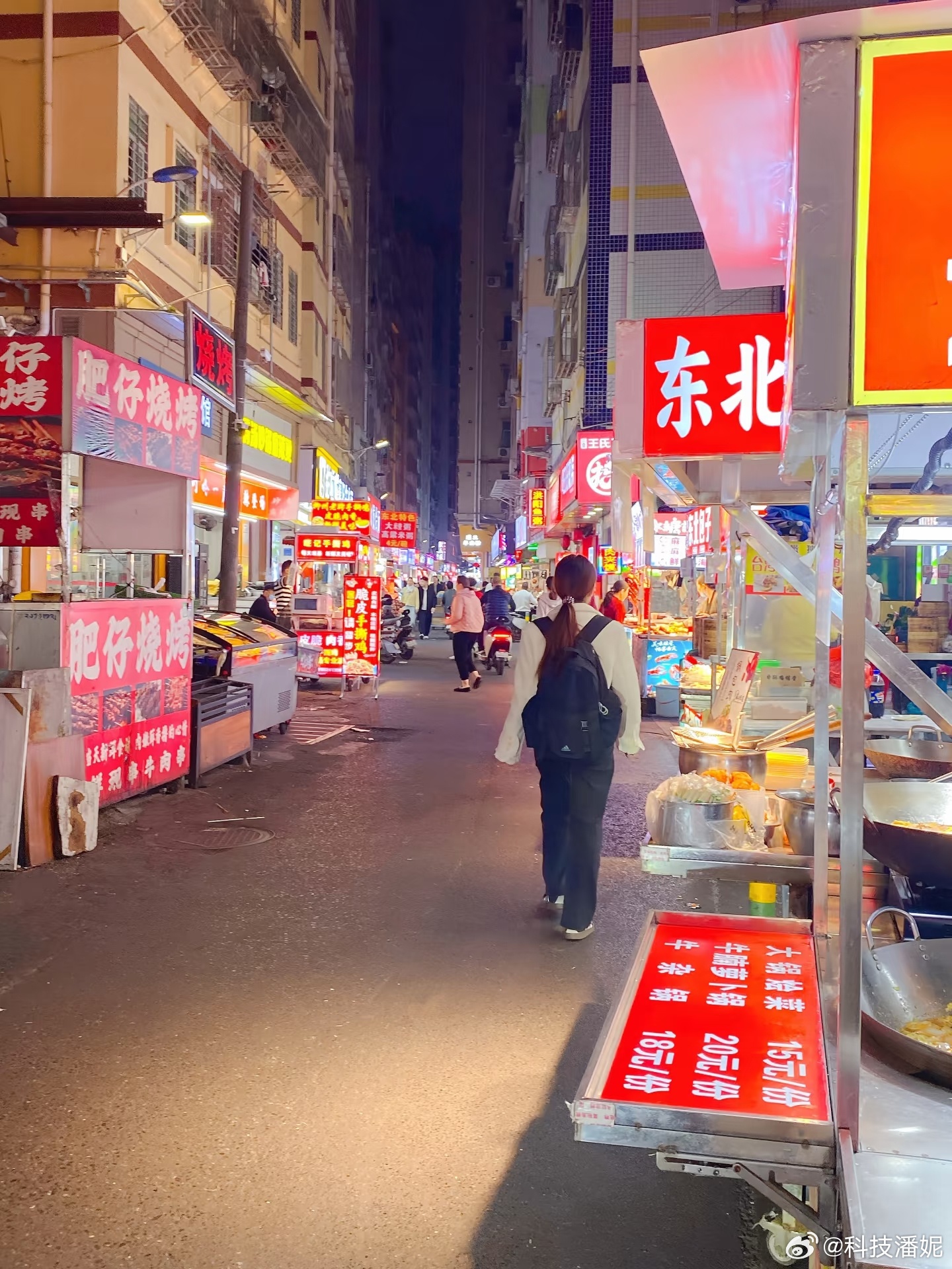 今天约了闺蜜一起扫荡夜市[吹风车]不得行哦从街头吃到街尾，明天又要胖三斤啦[允悲